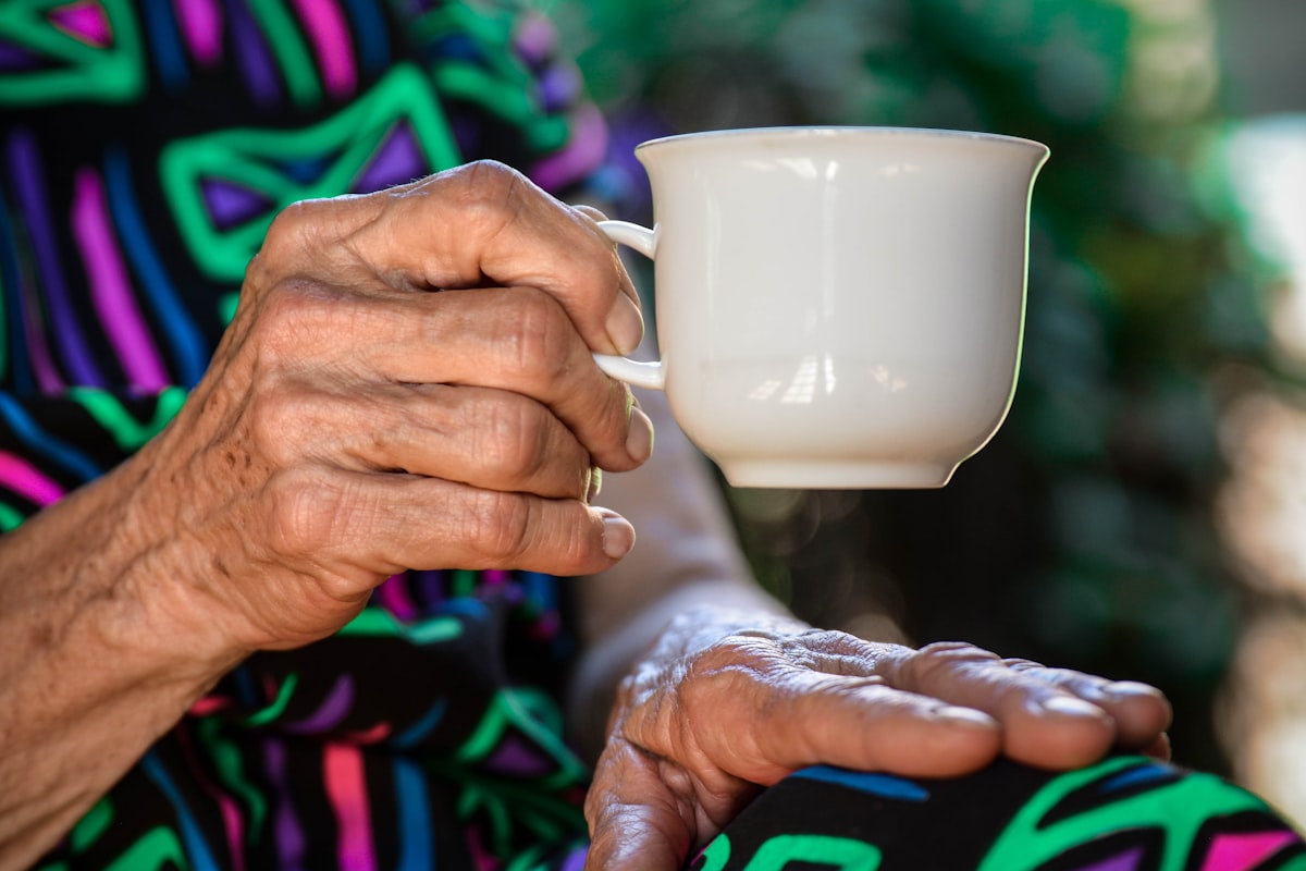 Bebida de limón con agua caliente